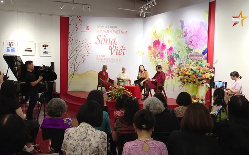 'Sống và Viết': Khi nhà văn nữ kể câu chuyện của chính mình