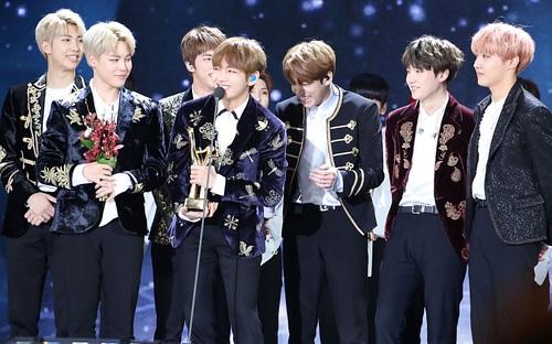 Tin Kpop: Nhóm tân binh "vượt" cả BTS trên bảng xếp hạng cuối năm, Big Hit hé lộ trụ sở mới 