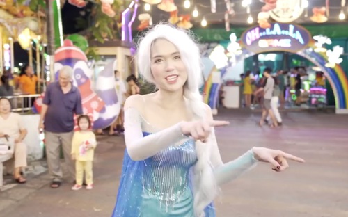 Ngọc Trinh cosplay "Nữ hoàng băng giá" tặng quà Noel, tưởng rất lạ mà ai cũng nhận ra 