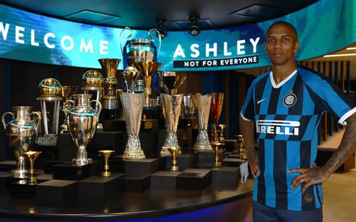 Ashley Young chia tay MU đến Inter Milan