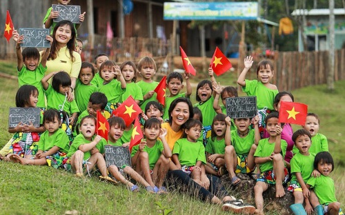 H'Hen Niê "trèo đèo lội suối" đến thăm cô trò Tắk Pổ