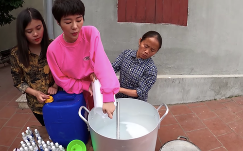 Dịch Covid-19: Bà Tân Vlog làm nồi gel sát khuẩn siêu to khiến xóm làng nức lòng