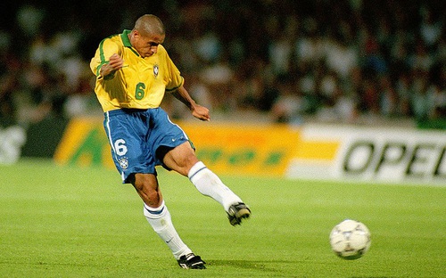 Giải mã cú sút phạt 'quả chuối' không tưởng của Roberto Carlos