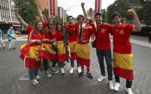 Không khí bên ngoài SVĐ Wembley trước đại chiến Italy với Tây Ban Nha 
