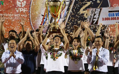 TRỰC TIẾP Lễ đăng quang ngôi vô địch V-League 2022 của Hà Nội FC trên sân Hàng Đẫy