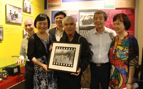 Cuộc gặp gỡ 50 năm của nhiếp ảnh gia Nick Út và “Em bé Napalm” tại Việt Nam