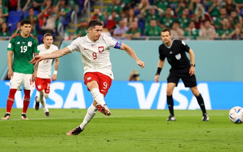 Mexico 0-0 Ba Lan: Ochoa tỏa sáng, Lewandowski đá hỏng phạt đền