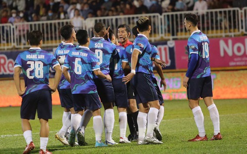 Nỗi ám ảnh trọng tài ở V-League