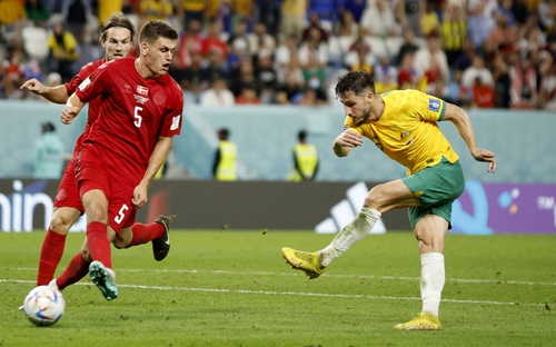 Úc 1-0 Đan Mạch: Leckie tỏa sáng giúp đội nhà vào vòng 1/8