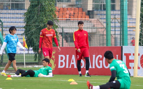 VIDEO AFF Cup ngày 12/12: Văn Hậu và Ngọc Hải tập riêng cùng bác sĩ
