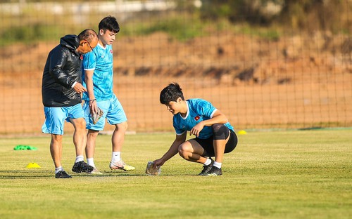 VIDEO AFF Cup ngày 19/12: Đội tuyển Việt Nam gặp sự cố hy hữu khi tập luyện
