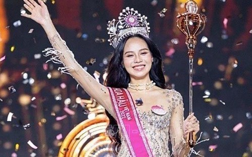 Showbiz Việt 24/12: Vương miện Hoa hậu Việt Nam 2022 đã có chủ; Elle Fashion Show gây sốc với sân khấu ngoài trời