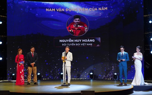 Kình ngư Nguyễn Huy Hoàng giành 'hat-trick- giải thưởng ở Cúp Chiến thắng 2022