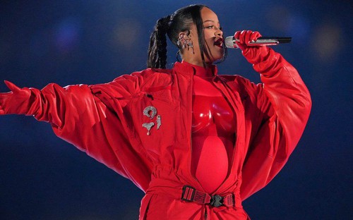 Rihanna trở lại cực sung tại Super Bowl dù đang mang thai