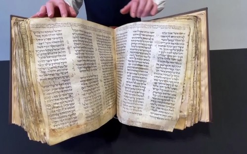 Đấu giá Cuốn kinh thánh tiếng Do Thái 1.100 năm tuổi