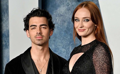 Ca sĩ Joe Jonas chia tay ngôi sao Game of Thrones