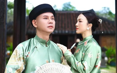 Phan Đinh Tùng - Thái Ngọc Bích: Hôn nhân viên mãn, đón Tết cùng áo dài truyền thống