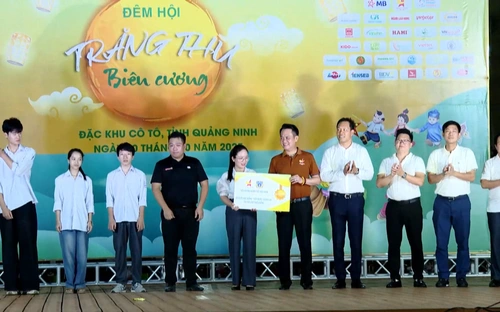 “Trăng thu biên cương” – Trung thu muộn mà ấm áp nơi đảo xa