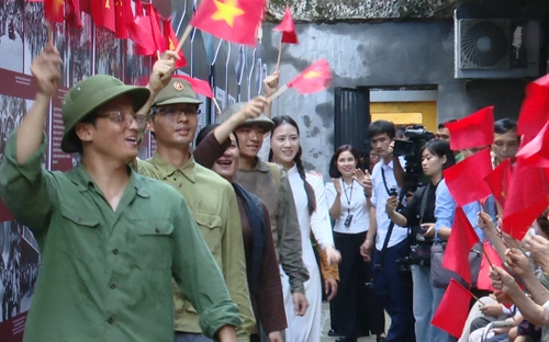  'Vang mãi khúc khải hoàn' tái hiện ngày tiếp quản Thủ đô