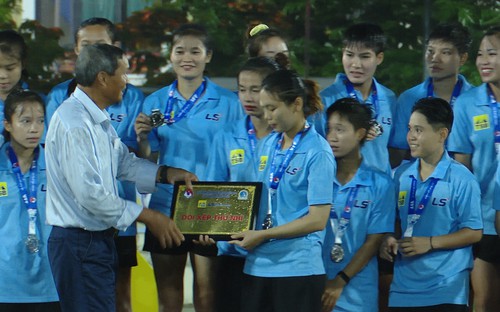 Bóng đá nữ Hà Nội và nỗi đau 11 năm trắng tay
