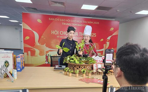 Nhiều KOL livestream bán hàng tại Hội chợ Mùa thu