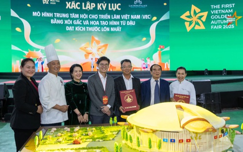 Vì sao mô hình Trung tâm Triển lãm Việt Nam tạo hình từ xôi gấc lại được xác lập kỷ lục Việt Nam