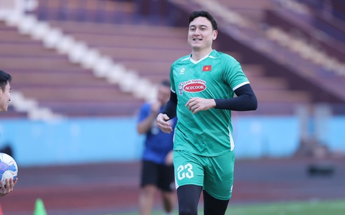 Thủ môn Văn Lâm tập luyện trở lại cùng đội tuyển Việt Nam