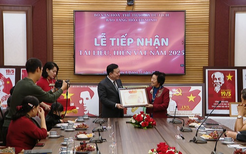 Tiếp nhận nhiều tài liệu, hiện vật quý về Chủ tịch Hồ Chí Minh