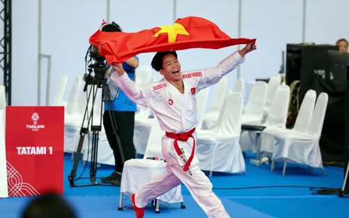 Võ sĩ Khuất Hải Nam giành HCV đối kháng đầu tiên cho karate Việt Nam