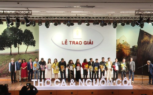 40 tác giả, trong đó có nhà thơ nước ngoài được vinh danh tại cuộc thi thơ làng Chùa 