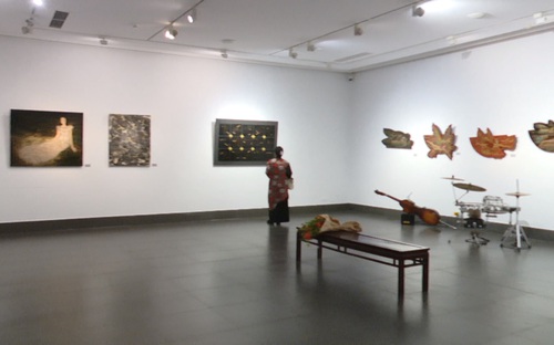 'Có gì bên kia ô cửa':  Không gian đối thoại về giới nữ và những vùng nội tâm