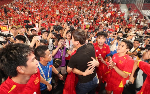 Bữa tiệc mừng chiến thắng 'siêu hoành tráng' của cổ động viên Việt Nam tại sân Rajamangala 