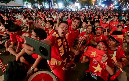 U22 Việt Nam khiến người hâm mộ ngất ngây, đổ ra đường 'đi bão' ăn mừng  