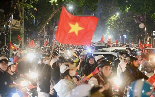 Người hâm mộ đổ ra đường ăn mừng U22 Việt Nam vô địch SEA Games 33