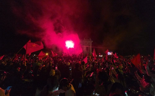 Rợp trời cờ đỏ sao vàng mừng U22 Việt Nam vô địch SEA Games 33