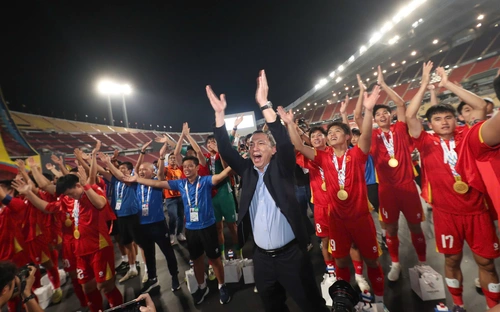 Màn nhận HCV SEA Games 33 đầy cảm xúc của thầy trò HLV Kim Sang Sik