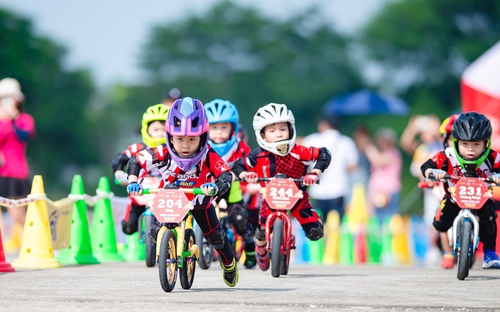 Cua-rơ nhí trổ tài đua xe thăng bằng tại Hà Nội