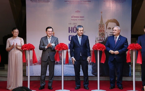 Những tư liệu quý về 'Dấu chân Hồ Chí Minh trên quê hương Cách mạng Tháng Mười'