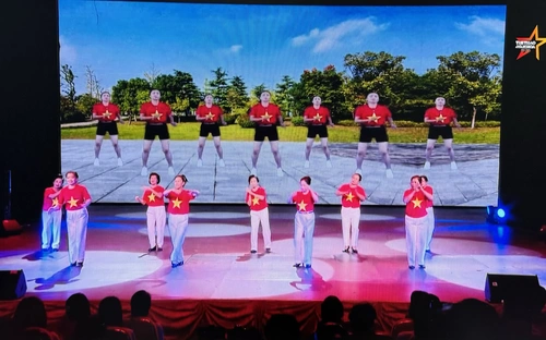 Những đóa hoa tươi thắm của người Việt tại Lào kính dâng lên Bác 