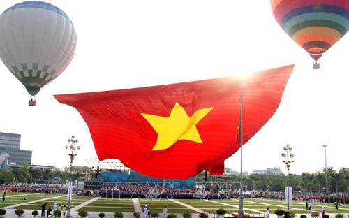 Lễ chào cờ và bay Đại kỳ Tổ quốc trên Quảng trường Hồ Chí Minh