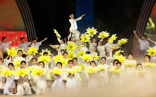 Thủ tướng dự Chương trình chính luận nghệ thuật 'Côn Đảo - Hùng ca ý chí Việt Nam'
