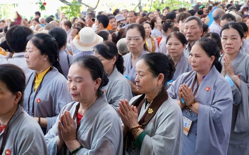 Hàng ngàn người vào chiêm bái xá lợi trái tim Bồ tát Thích Quảng Đức