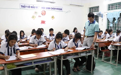 'Tăng tốc' ôn tập cho học sinh người dân tộc thiểu số tại Ninh Thuận