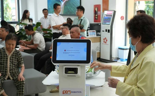 Robot tham gia hỗ trợ công tác hành chính công