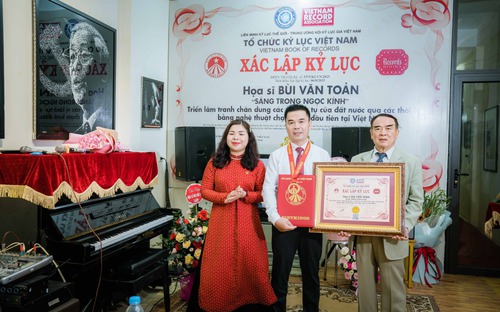 Tranh chân dung các lãnh tụ vẽ bằng búa của Họa sĩ Bùi Quốc Toản được trao bằng kỷ lục