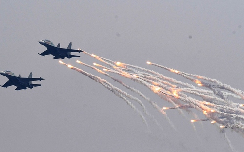 CẬN CẢNH: Tiêm kích Su-30MK2 trình diễn thả bẫy nhiệt trên bầu trời Hà Nội