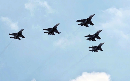 CẬN CẢNH: Tiêm kích Su-30MK2 trình diễn thả bẫy nhiệt trên bầu trời Hà Nội