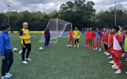U17 nữ Việt Nam tập luyện cùng HLV Borussia Dortmund