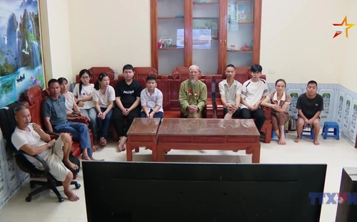 Cựu chiến binh gần 100 tuổi dõi theo Lễ diễu binh, diễu hành