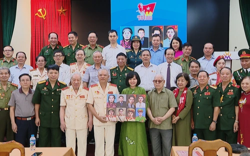 Trao di ảnh màu chân dung ‘Tự hào công an nhân dân Việt Nam’